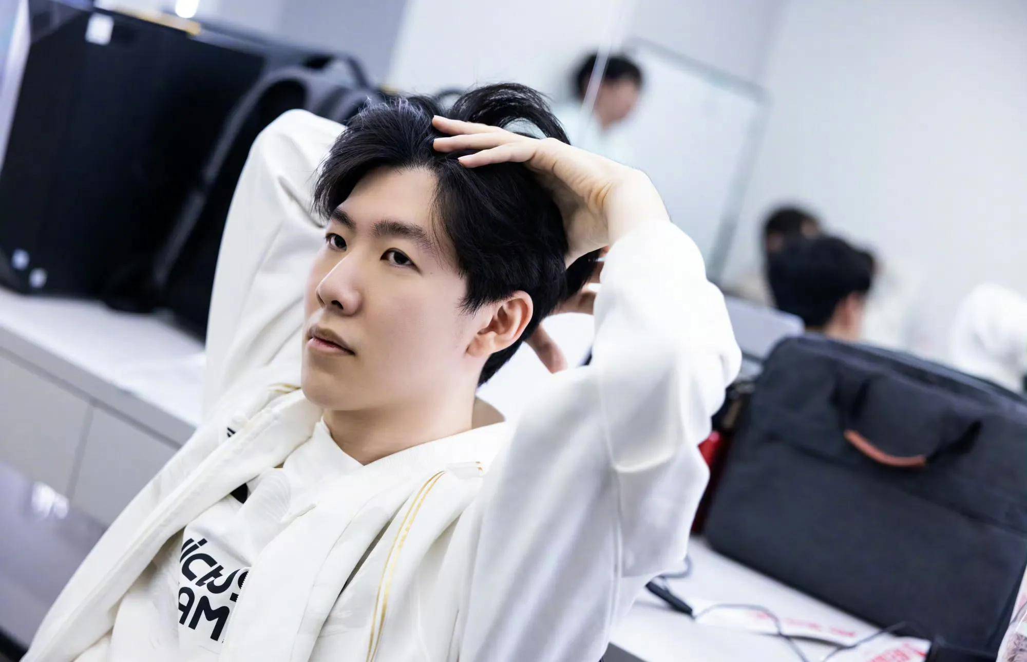 调表态看似 调表态看似